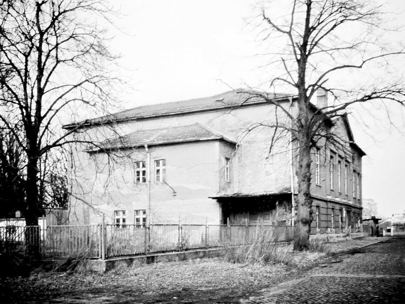 Das Schützenhaus hat sich seit 1892 in seiner straßenseitigen Fassade mit rustiziertem Sichtmauerwerk im Erdgeschoss, dem Mittelrisalit und den hohen Fenstern im Obergeschoss kaum verändert.