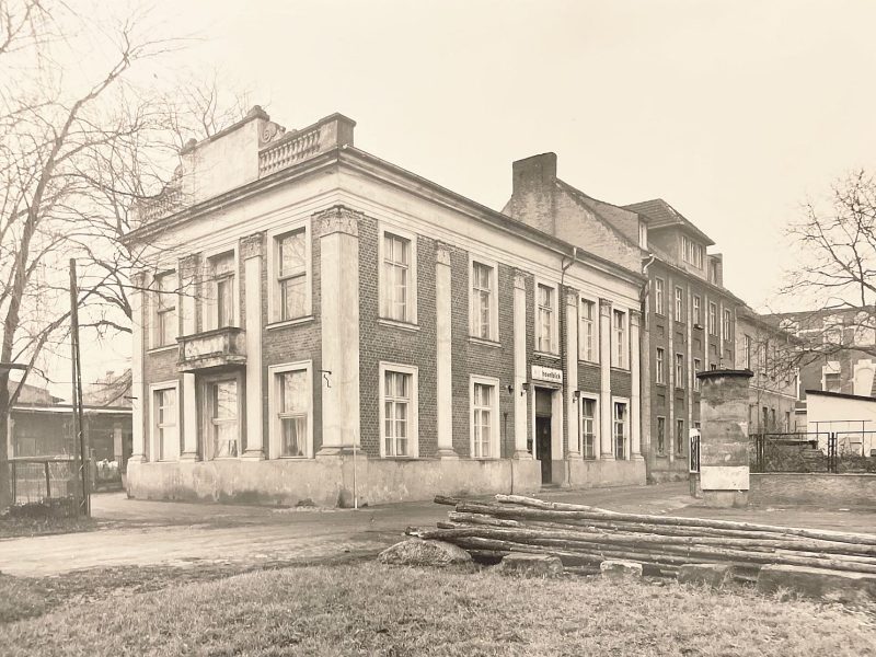 Seit 1949 wurde das ehemalige „Hotel zur Überfahrt“ von der Handelsorganisation (HO) als „Clubhaus Werder“ bewirtschaftet.