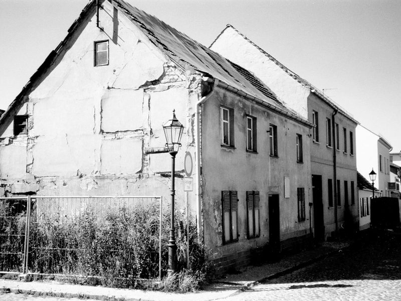 Gut erkennbar ist der abbröckelnde Putz, der das Fachwerk der Fischerstraße 13a bedeckt.