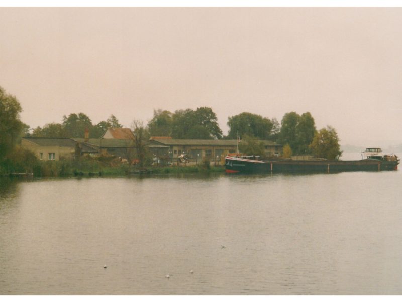 Im November 1993 wurde die südwestliche Spitze der Insel noch intensiv gewerblich genutzt. Zu sehen sind die alten Büros und Lagerhallen.