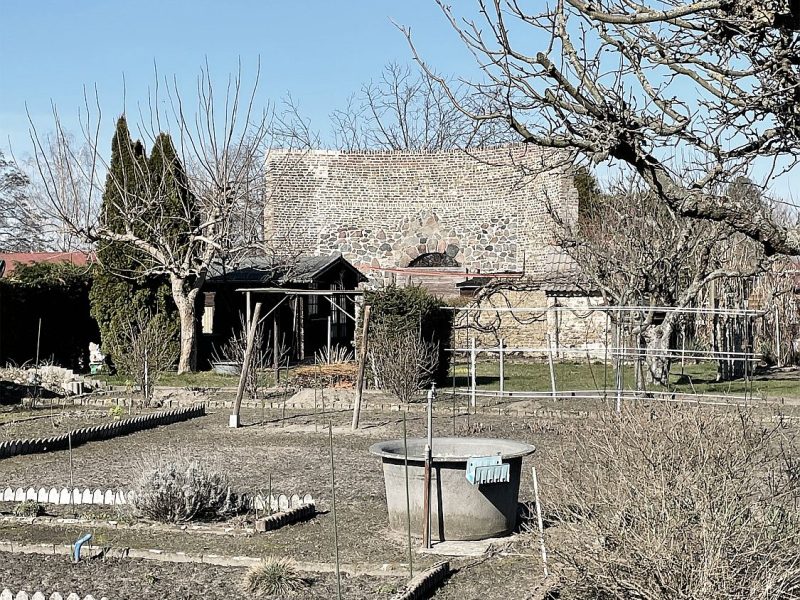 In der Kleingartenanlage stehen noch Überreste der alten Schießhalle.