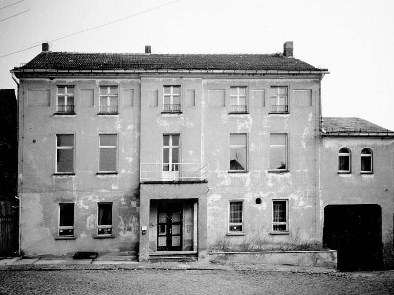 In der DDR-Zeit wurde die Fischerstraße 31 von jeglichem Stuck befreit.