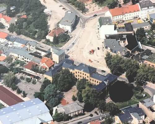 Die Straße „Unter den Linden“ während der umfangreichen Sanierung des Straßennetzes Anfang der 2000er Jahre.