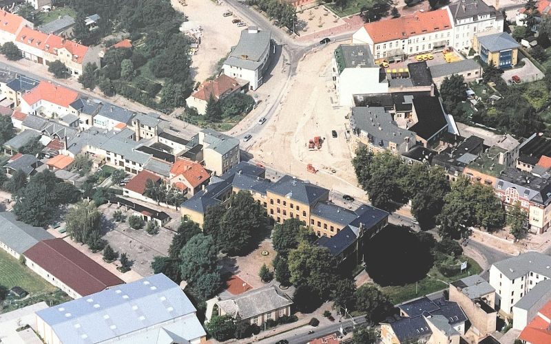 Die Straße „Unter den Linden“ während der umfangreichen Sanierung des Straßennetzes Anfang der 2000er Jahre.